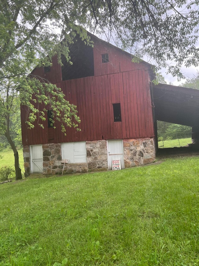 view of outbuilding with a yard