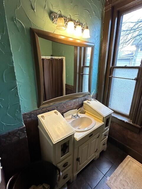 624 S Ash St, Nevada, MO 64772 - full bath featuring tile patterned flooring, a shower with curtain, and vanity