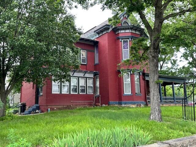 exterior space featuring a front yard