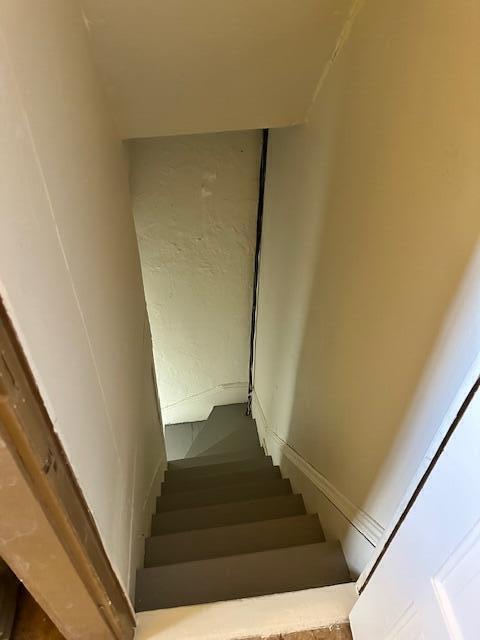 624 S Ash St, Nevada, MO 64772 - view of stairway