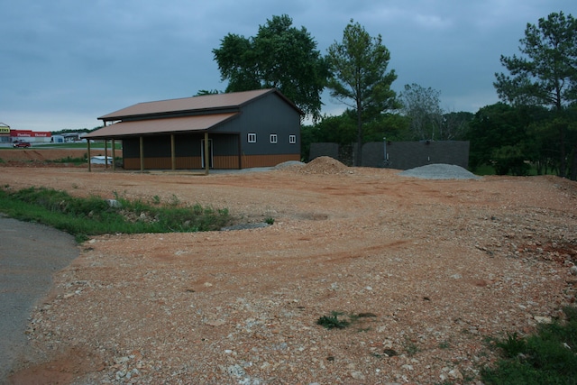 view of yard featuring an outbuilding