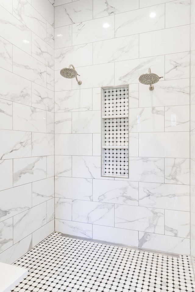 bathroom featuring tiled shower