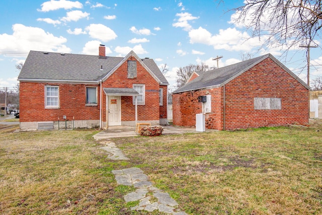 view of front of home with a front lawn and a patio