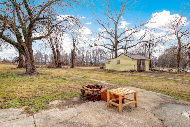 view of yard with an outbuilding