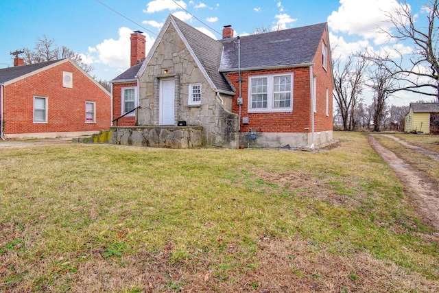 view of front of home featuring a front lawn