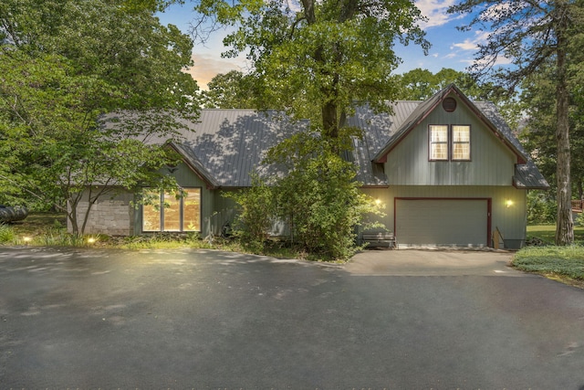 view of front facade featuring a garage