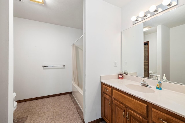 full bathroom with baseboards, shower / bath combo with shower curtain, vanity, and toilet