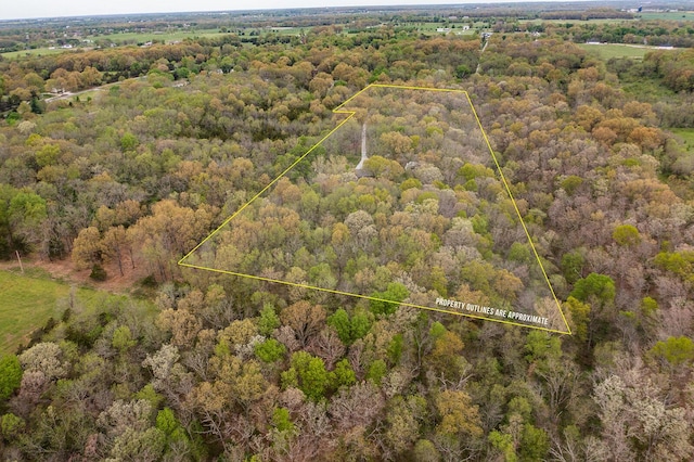 birds eye view of property featuring a forest view