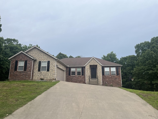 view of front of home featuring a front lawn and a garage