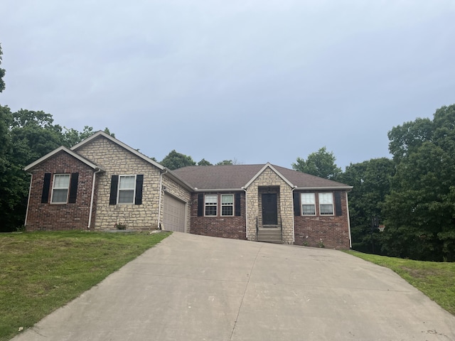 2800 Briaroaks Ln, Joplin, MO 64804 - single story home featuring stone siding, driveway, and a front yard