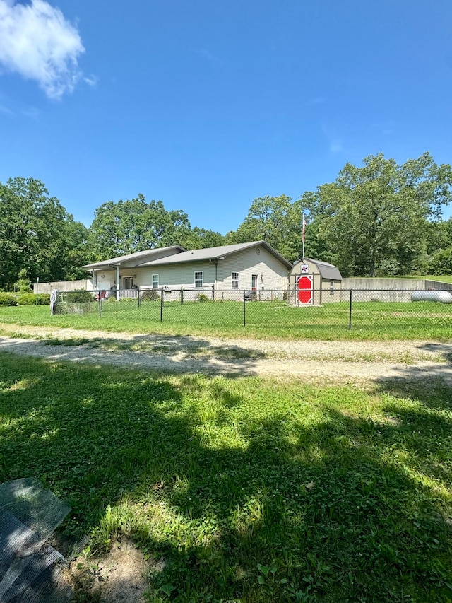 view of yard featuring a storage shed