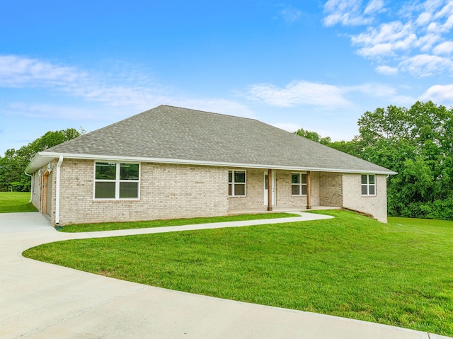 single story home featuring a front lawn