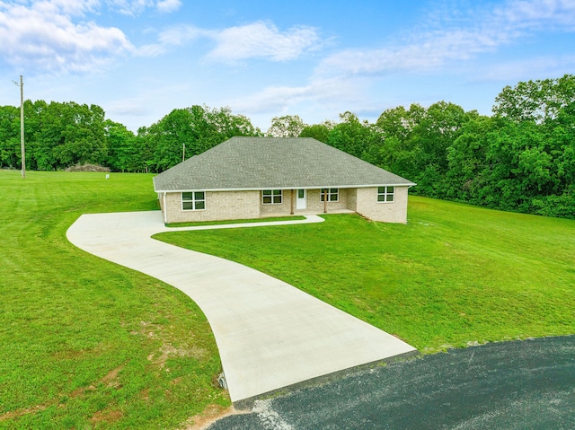 view of front facade featuring a front lawn