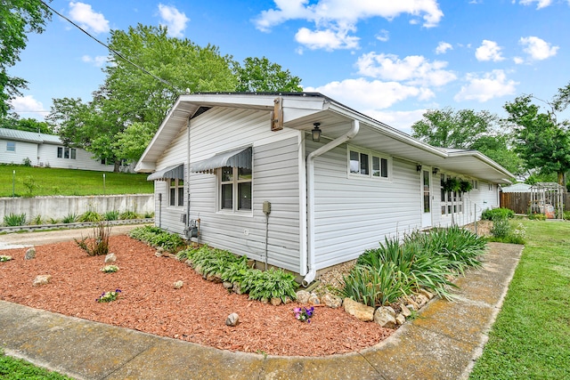 view of front of property with a front lawn