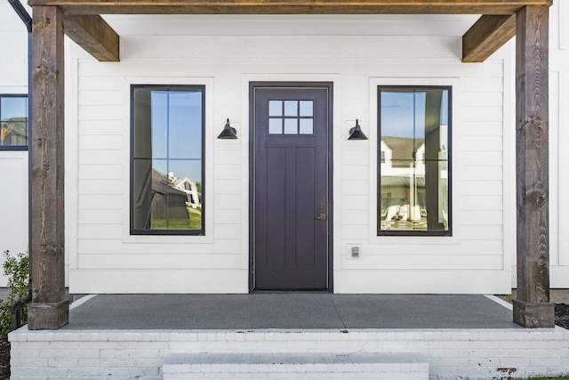 entrance to property featuring covered porch