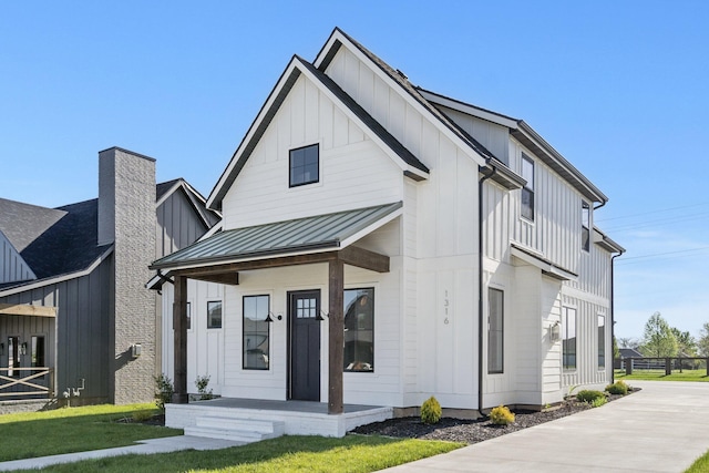 modern farmhouse featuring a front yard