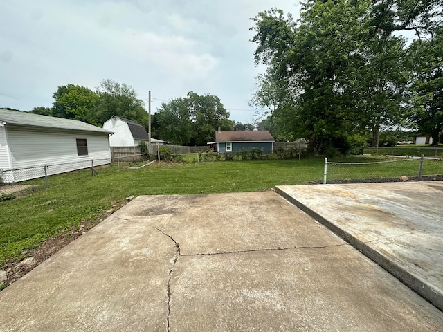 view of yard featuring a patio