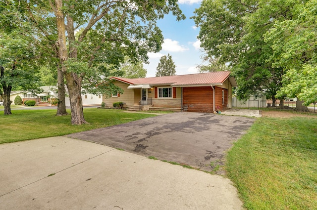 single story home with a front lawn