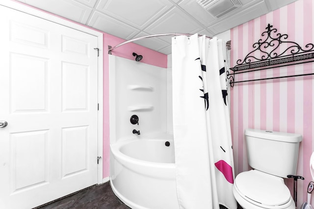 bathroom featuring an ornate ceiling, visible vents, toilet, shower / bath combo, and wallpapered walls