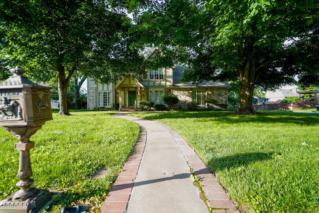 view of front of house featuring a front yard and fence