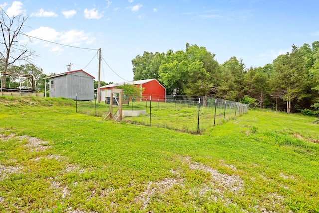 view of yard with an outdoor structure