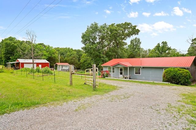 view of front of property featuring a front lawn