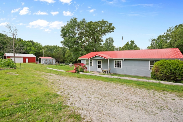 single story home featuring a front lawn