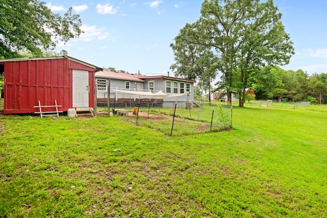 view of yard featuring a shed