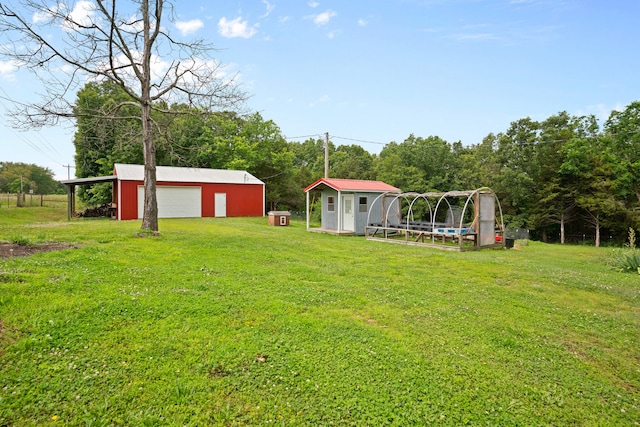 view of yard featuring an outdoor structure