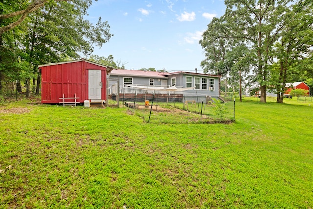 view of yard featuring a shed