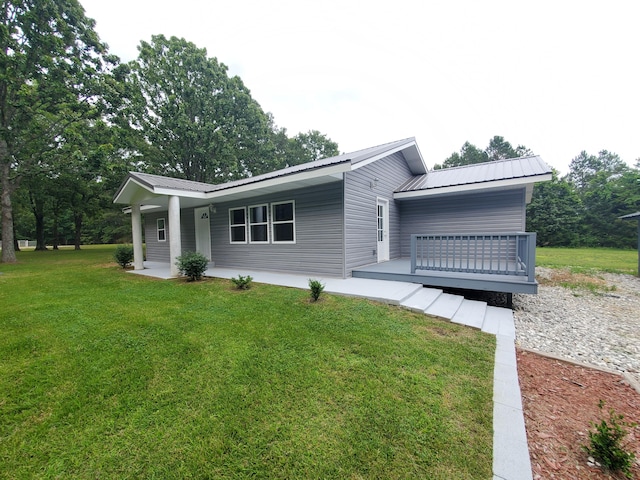 view of front facade featuring a front lawn