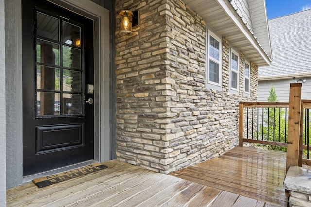 property entrance featuring a deck