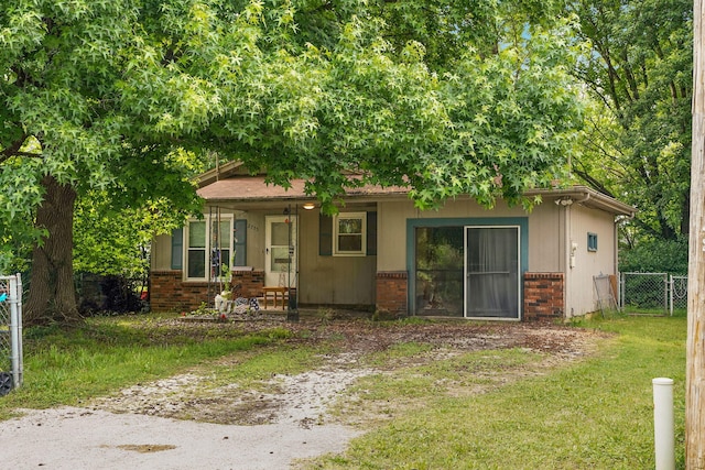 view of front of home featuring a front yard