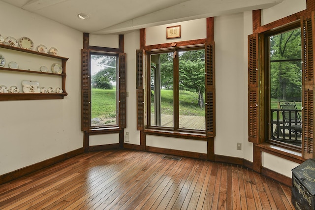 entryway featuring dark wood finished floors, visible vents, and baseboards