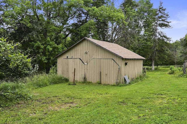 view of pole building featuring a yard