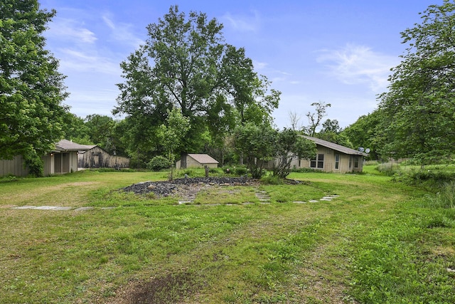view of yard with an outbuilding