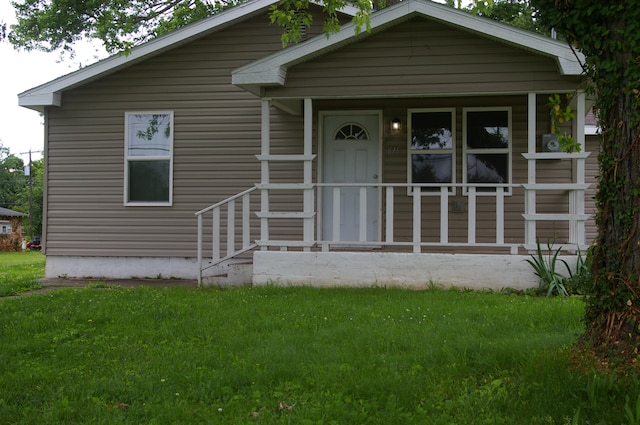 view of front of property featuring a porch and a front lawn