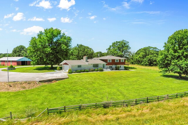 view of yard featuring a rural view