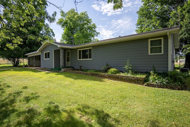 view of front facade featuring cooling unit and a front lawn