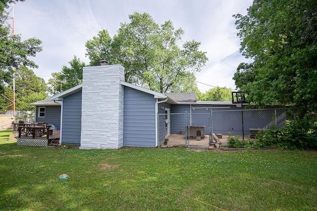 back of house featuring a lawn