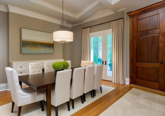 dining room with lofted ceiling, a notable chandelier, ornamental molding, and light hardwood / wood-style flooring