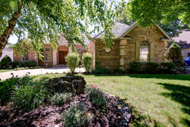 view of front of house with a front lawn