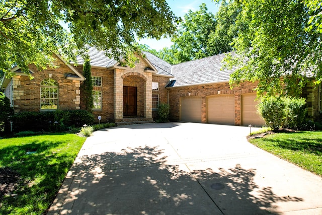 view of front of property featuring a front yard and a garage