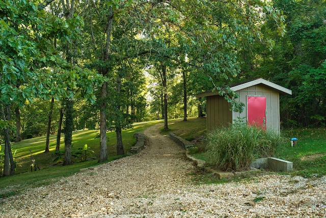 view of yard featuring a storage shed