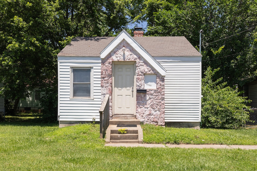 view of front of home with a front yard