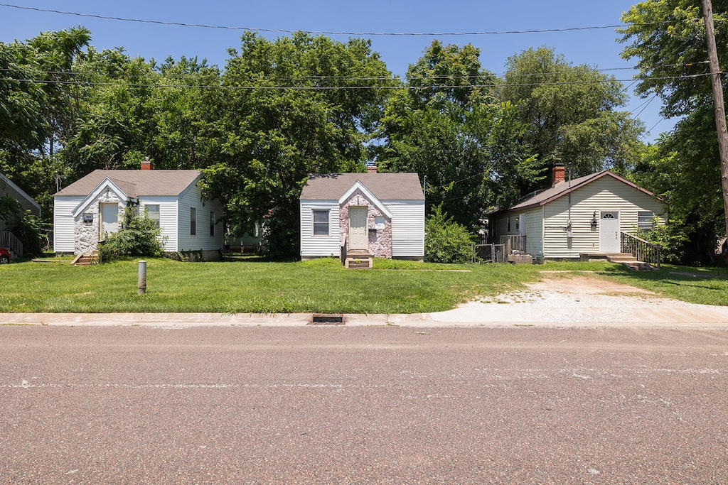 view of front of home with a front yard