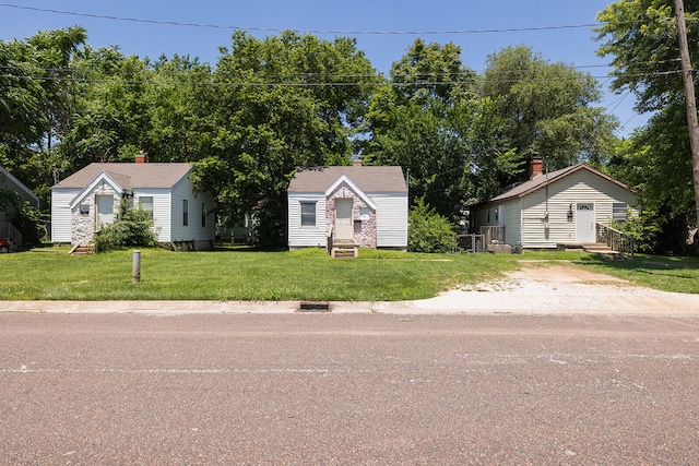 view of front of home with a front yard