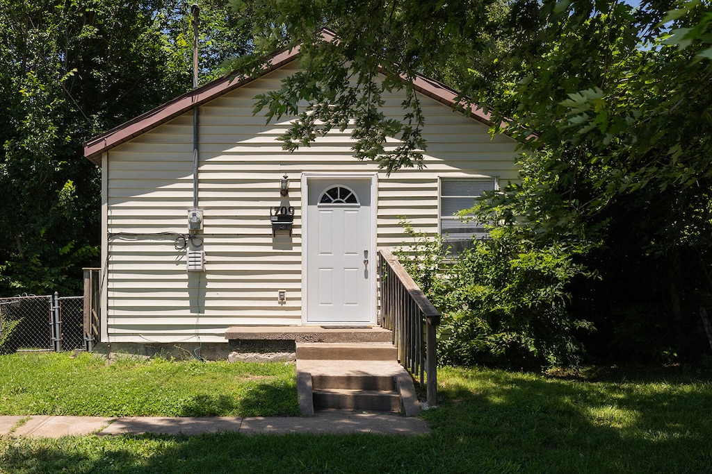 view of outdoor structure with a yard