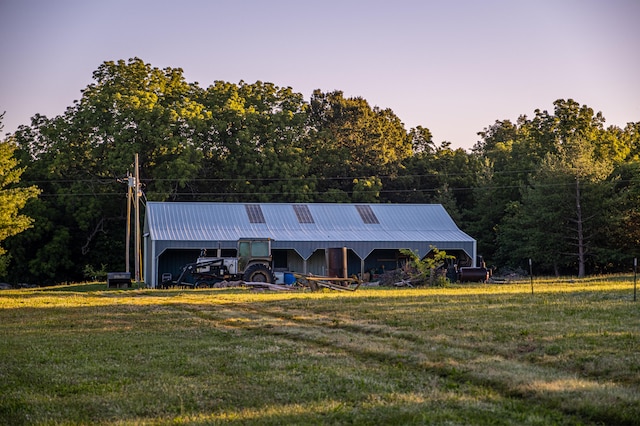 view of front of home featuring a yard