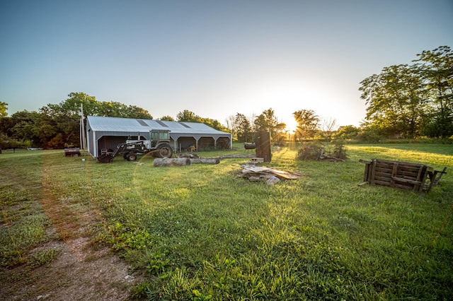 view of yard featuring an outbuilding